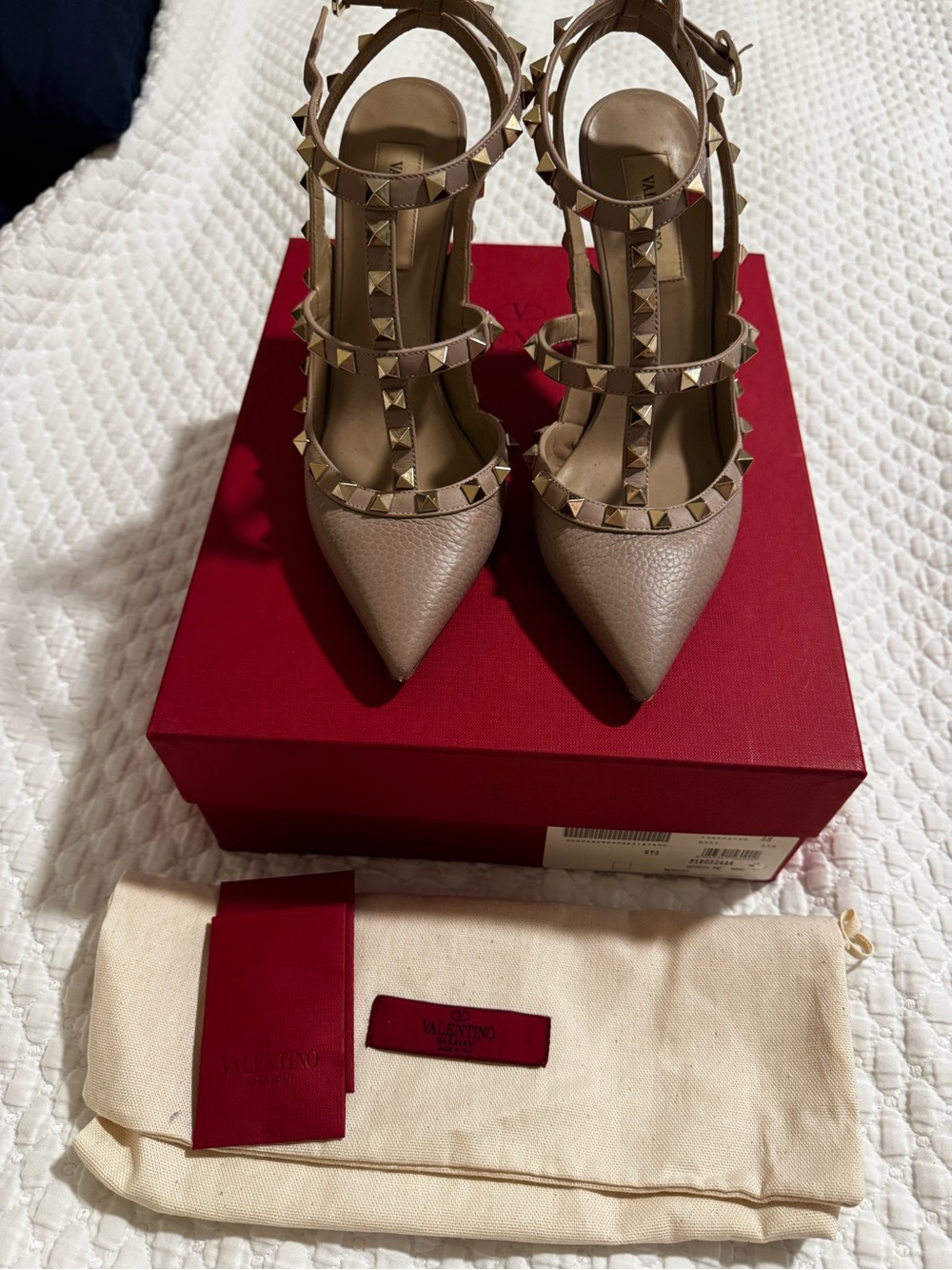 Valentino Garavani Rockstud Pointed T-Strap Pump in Poudre